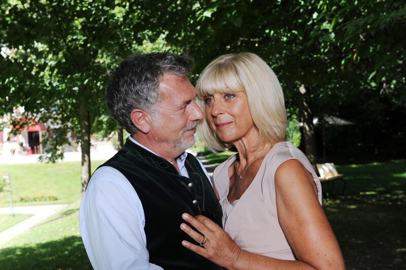 Julius (Michele Oliveri, l.); Charlotte (Mona Seefried, r.) – Bild: ProSiebenSat.1 Media SE