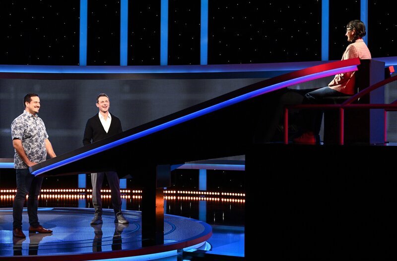 Moderator Alexander Bommes (2.v.l.) mit dem Kandidaten Michael Harrer und der Jägerin Annegret Schenkel (r.). – Bild: ARD/​Uwe Ernst