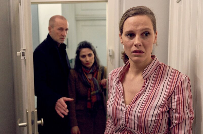 Das erste Opfer Andrea Gehring (Picco von Groote, re.) fürchtet den Kannibalen immer noch. Jan Fabel (Peter Lohmeyer) und seine Kollegin Tansu Bakrac (Halima Ilter) wollen die Frau beschützen. – Bild: ARD Degeto/​Frank Dicks