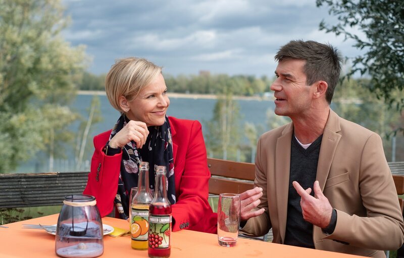 Kathrin Globisch (Andrea Kathrin Loewig) trifft sich seit einiger Zeit mit Marcel Hauser (Thomas Scharff). Kathrin hat endlich mal wieder das Gefühl, dass es tatsächlich passen könnte und genießt die gemeinsame Zeit sehr. – Bild: MDR/​Saxonia Media/​Robert Strehler
