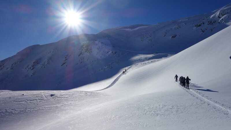 Vom Kleinwalsertal im Norden bis ins Montafon im Süden: Ein Kamerateam hat eine sportliche Gruppe bei ihrer Skitour quer durch Vorarlberg begleitet. Es geht durch Skigebiete und  freies Gelände, von einer Kulturregion in die nächste. Es ist eine Kombination aus Skifahren, Tourengehen und Freeriden. Jeden Tag eine neue Herausforderung, jeden Abend eine neue Geschichte. Eine Dokumentation über eine ganz besondere Art, das Land zu bereisen. – Bild: ZDF und ORF/​Vorarlberg Tourismus