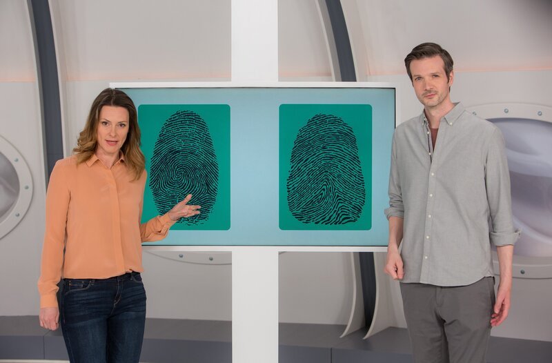 Auch auf dem Gebiet der Forensik macht die moderne Forschung enorme Fortschritte. Welche Informationen man mittlerweile aus dem guten alten Fingerabdruck gewinnen kann, zeigen Anja Reschke (l.) und Adrian Pflug (r.) in „Wissen vor acht – Zukunft“. – Bild: ARD/​Michael Boehme