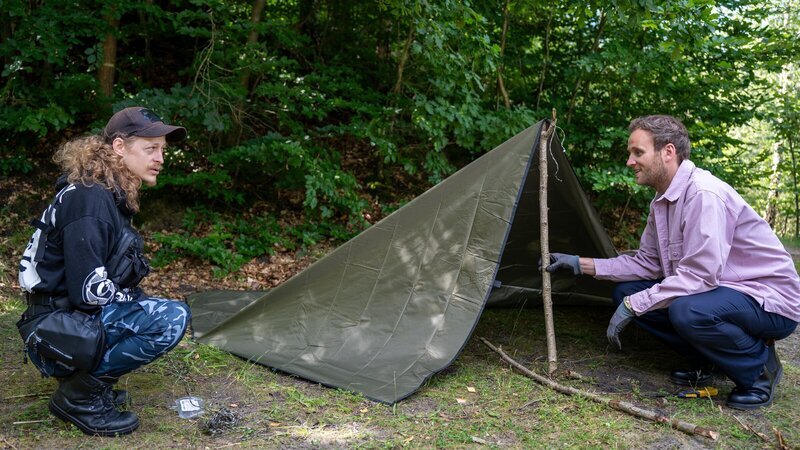Konstantin Barz (l.) erklärt Leon Windscheid (r.), wie er sich auf Krisen und Kriege vorbereitet, wovor er sich fürchtet und wie er zum Preppen gekommen ist. – Bild: ZDF und Marius Fuchtmann