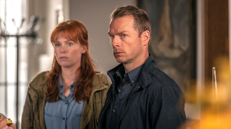 Lona Vogt (Henny Reents) und Hauke Jacobs (Hinnerk Schönemann) am Tatort. – Bild: NDR/​Degeto/​GORDON Photography