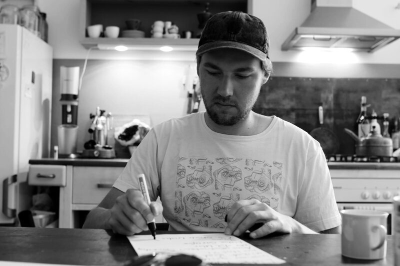 Fremder als irgendein Kerl aus New York, dem Jonas auf Instagram folgt, ist ihm vielleicht einfach der Nachbar, mit dem er noch nie geredet hat. – Bild: RBB/​weltrecorder