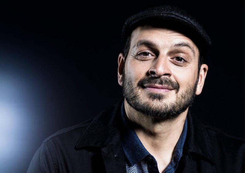 Titel: Live Programm „Fluch der Familie“; Person: Kaya Yanar; Copyright: Joyn/​Daniel Preprotnik; Fotograf:  Daniel Preprotnik; Bildredakteur: Jenny-Fabienne Karas; Dateiname: 3185595.jpg; Rechtehinweis: Dieses Bild darf honorarfrei für redaktionelle Zwecke und nur im Rahmen der Programmankündigung verwendet werden. Andere Veröffentlichungen sind nur nach Rücksprache und ausdrücklicher Genehmigung der Seven.One Entertainment Group GmbH möglich. Nicht für EPG! Verwendung nur mit vollständigem Copyrightvermerk. Das Foto darf nicht verändert, bearbeitet und nur im Ganzen verwendet werden. Es darf nicht archiviert werden. Es darf nicht an Dritte weitergeleitet werden. Aneinanderreihung/​Zusammenlegung/​Kopplung von Bildern zum Zweck der Erstellung von Slide-Shows o.ä. nicht gestattet; Verbindung/​Einfügen/​Anfügen von Werbung nicht gestattet. Das Bild kann KI generierte Elemente enthalten. Bei Fragen: foto@seven.one Voraussetzung für die Verwendung dieser Programmdaten ist die Zustimmung zu den Allgemeinen Geschäftsbedingungen der Presselounges der Sender der Seven.One Entertainment Group GmbH. – Bild: Joyn/​Daniel Preprotnik