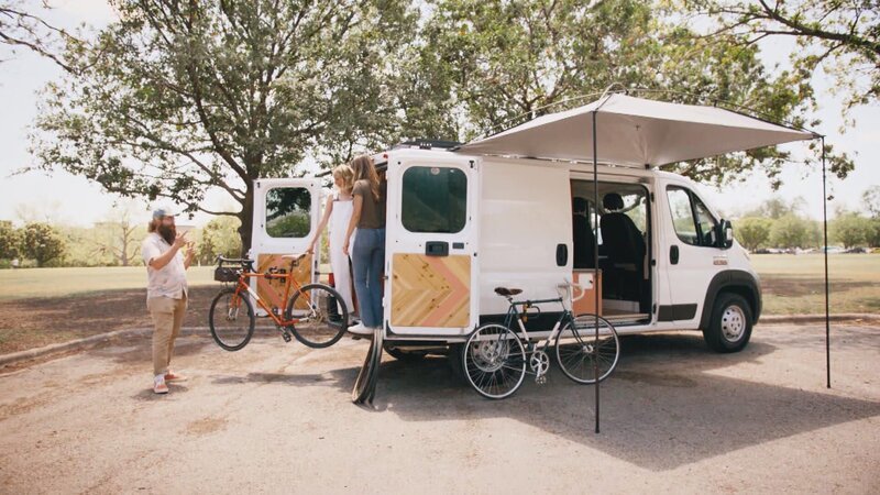 Brett Lewis (l.) – Bild: Warner Bros. Discovery