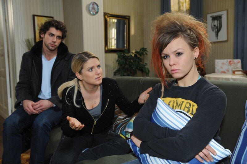 Paule findet ein Geschenk von Tom, das alte Wunden aufreißt. (v.l.n.r.) Jonas (Roy Peter Link), Anna (Jeanette Biedermann) und Paule (Wanda Worch) – Bild: SAT.1 /​ Oliver Pflug