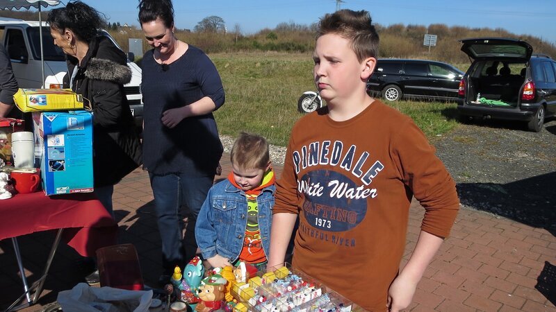 Von links: Petra, Ramona, Marlon und Kilian auf dem Flohmarkt. – Bild: RTL II