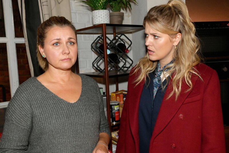 Alicia (Josefin Bressel, r.) hofft, dass ihre Mutter Sabine (Jessica Boehrs) sich gegen ihrem Vater behaupten kann. – Bild: RTL /​ Rolf Baumgartner /​ Soziales Netz