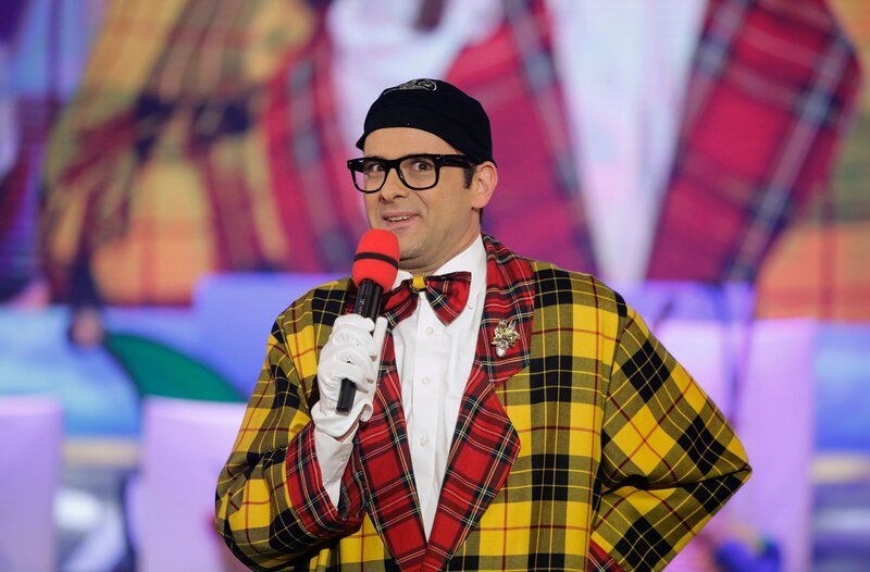 Marc Metzger, in Personalunion auch „Dä Blötschkopp“, ist der etwas andere Büttenredner im Kölner Karneval. Nichts ist vor seinem Humor sicher, nicht das Publikum, nicht die Kameraleute, die kölschen Bands, der ausstrahlende Sender und erst recht nicht die offiziellen Repräsentanten des Karnevals. Wie es sich für einen wirklichen Narren gehört, nimmt er sie alle auf den Arm. Zu seinem 50. Geburtstag hat Marc Metzger (geb. 6.4.1973) selbst seine schönsten Szenen aus 16 Jahren Fernsehkarneval und Comedy rausgesucht und präsentiert uns dazu sehr witzige und überraschende Hintergrundgeschichten. – Bild: WDR/​Dirk Borm