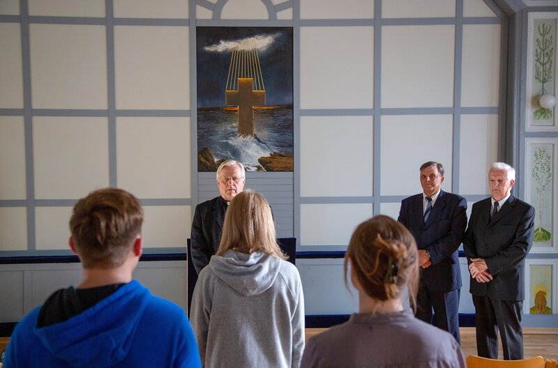 Die Strukturen der Laestadianer geraten ins Wanken, als junge Mitglieder offen Fragen zur Rolle der Frauen und der Machtverteilung in der Gemeinde stellen. – Bild: Hannele Majaniemi