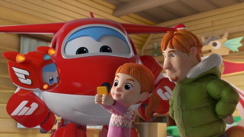 Jett (li.) liefert ein Paket für Lily (mi.) nach Norwegen. Ihr Vater (re.) hat für sie ein Kindertelefon mit Trackingfunktion bestellt, damit sie immer weiß, wo ihre Freundin Karin sich gerade aufhält. – Bild: FUNNYFLUX /​ ALPHA ALL RIGHTS RESERVED.