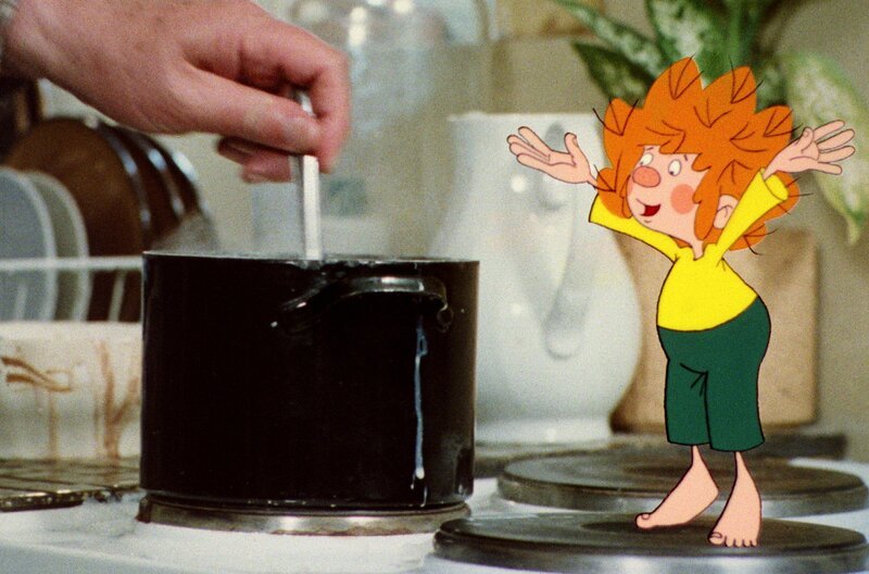 Der Pumuckl isst zum ersten Mal Schokoladenpudding und beschließt, dass es ab jetzt immer welchen geben soll. Zur Not kocht er ihn selber … – Bild: BR/​Infafilm GmbH/​Original-Entwurf „Pumuckl“-Figur: Barbara von Johnson
