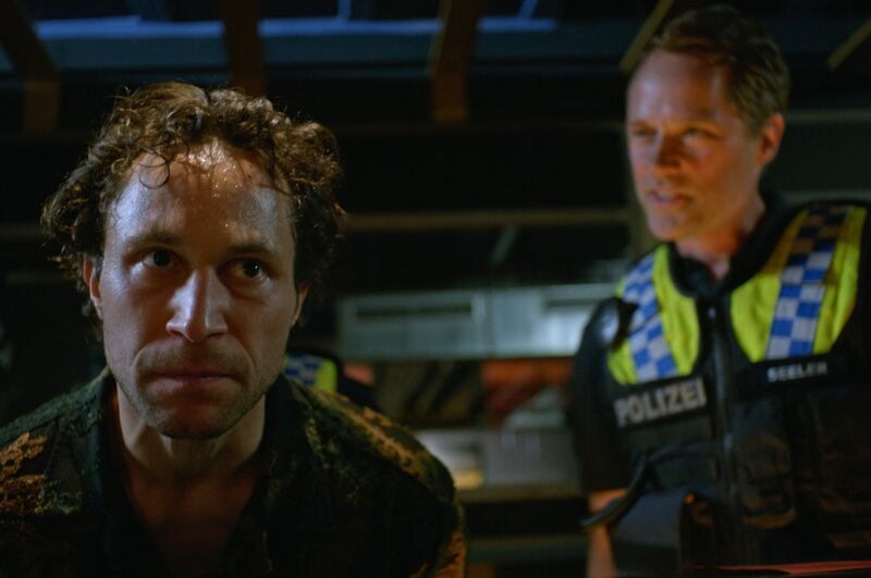 Mattes (Matthias Schloo, r.) überrascht Remo (Ludwig Trepte, l.) in seinem Club. Hat er etwas mit den Kokainlieferungen zu tun? – Bild: Roland Fritzenschaft /​ ZDF