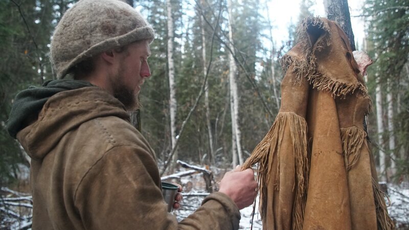 Gerrid inspects Oliver’s buckskin clothing. – Bild: Discovery Communications, LLC