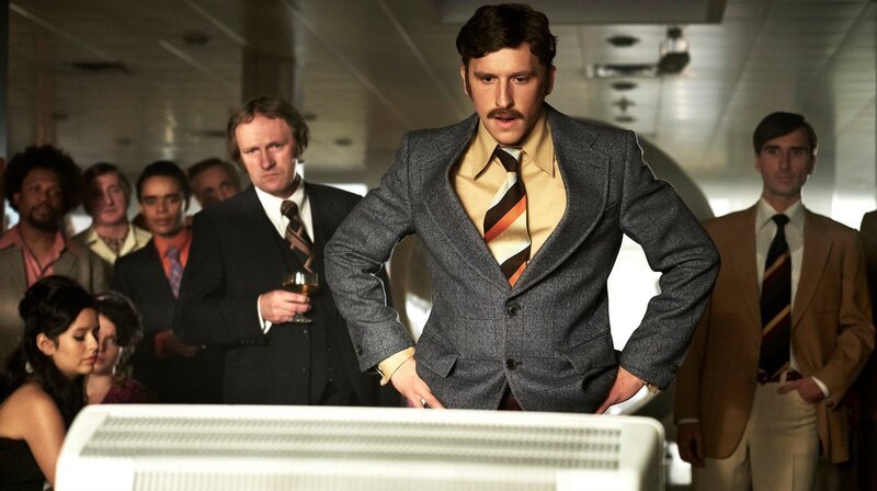 Adi Dasslers Sohn Horst (Oliver Konietzny, 2. v. re.) verfolgt in Mexico gebannt das Fußballspiel. – Bild: ARD Degeto/​Wiedemann & Berg/​Martin Spelda