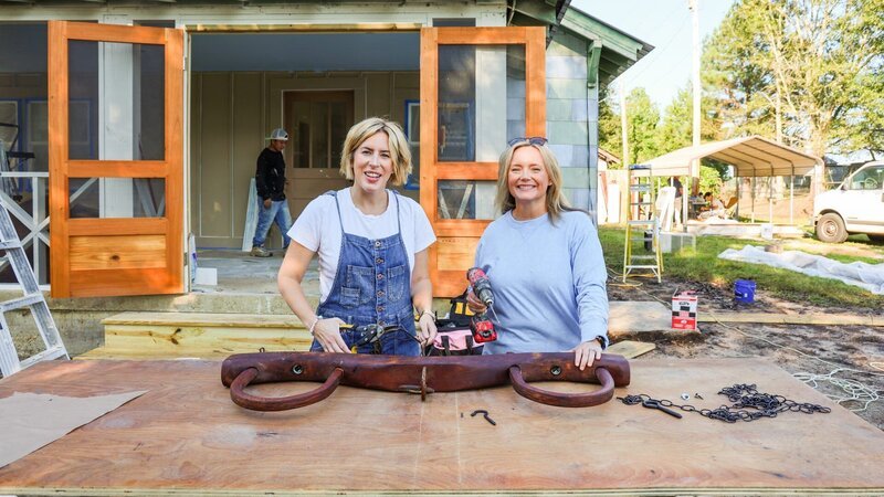 Erin Napier and Mal prepare to drill into the yolk to hang plants from it at the Chancellor home, as seen on Home Town, Season 8. – Bild: Warner Bros. Discovery, Inc. or its subsidiaries and affiliates