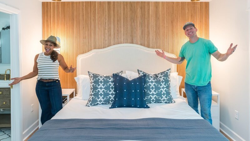 Hosts Brian and Mika Kleinschmidt prepare for the final reveal of their renovated property in Savannah, Ga, as seen on 100 Day Dream Home, Season 5. – Bild: Warner Bros. Discovery, Inc. or its subsidiaries and affiliates /​ Tim „Chaz“ Dykes