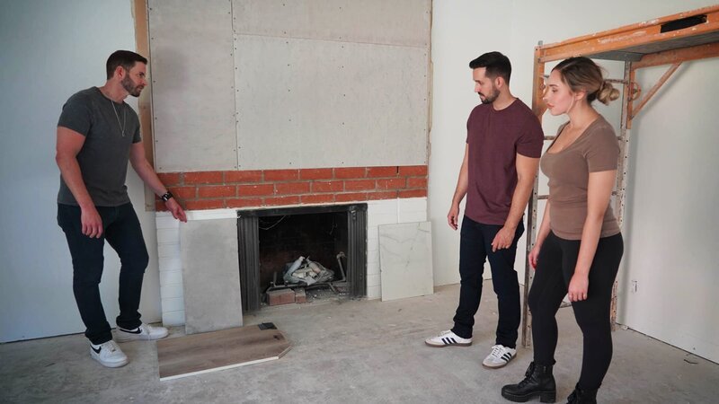 Host Tarek El Moussa kennt Farben und Hardware, die für gehobene Käufer ansprechend sind (Flipping 101 with Tarek El Moussa). – Bild: Warner Bros. Discovery