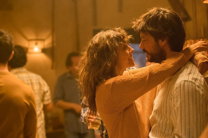 Verónica (Irene Arcos, l.); Óscar (Álvaro Morte, r.) – Bild: María Heras