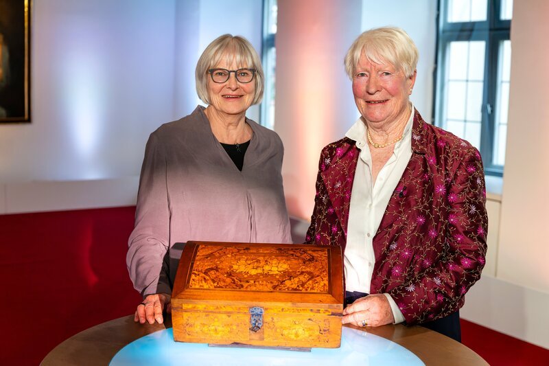 Die Kassette mit feinster Marketerie stammt aus der Zeit um 1700. – Bild: Ralf Wilschewski /​ BR