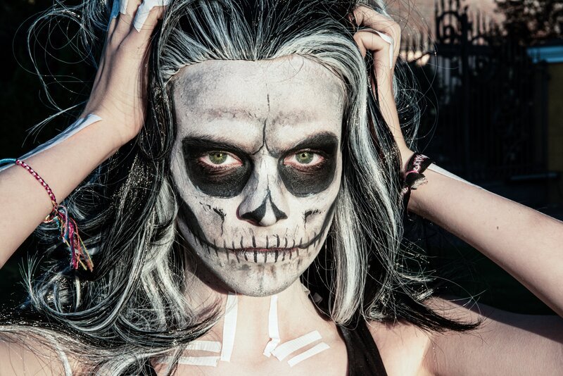 Die größte Verwandlung beim Gruselshooting hat Alexa hingelegt. Sie ist ein schauriges Skelett und kaum noch wiederzuerkennen. – Bild: e+u TV /​ ZDF