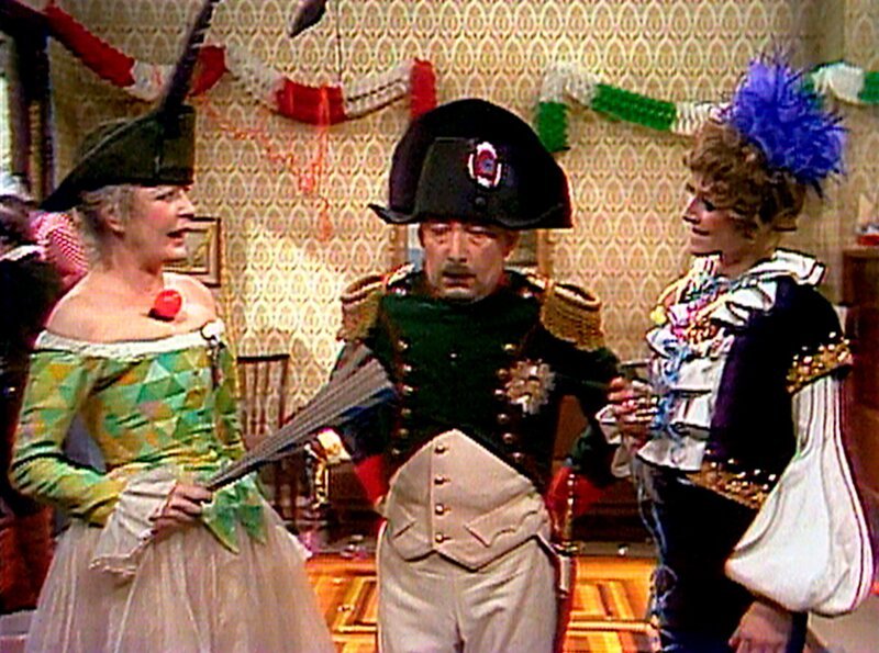 Ilse und Alfred Tetzlaff sind zum Rosenmontagszug eingeladen. Alfreds Kostüm sorgt für beträchtliches Aufsehen bei den Damen. – Bild: SWR/​rbb