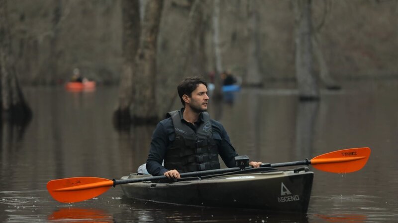 Phil T. kayaks upstream towards Ebenezer Crossing. – Bild: Warner Bros. Discovery, Inc. or its subsidiaries and affiliates. All rights reserved.