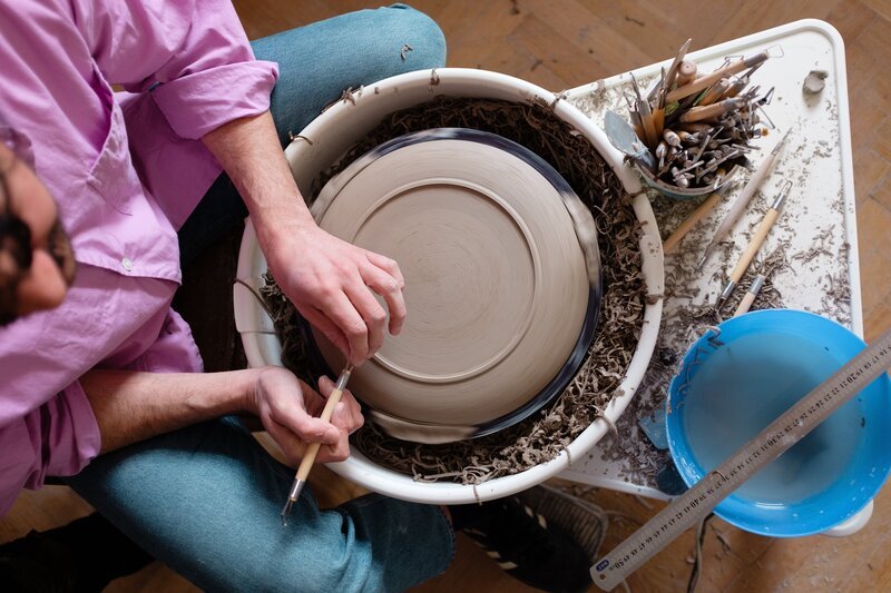Detailaufnahme von Luka Kravanja beim Töpfern während Servus TV’s „Heimatleuchten-Kärntens wilder Süden“ in Ljubljana – Bild: ServusTV /​ Südkino /​ Samuel Kauffmann