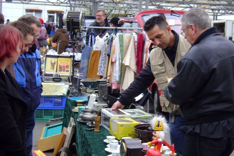 Trödelprofi Mauro (2.v.re.) mit Jürgen auf dem Flohmarkt – Bild: RTL II