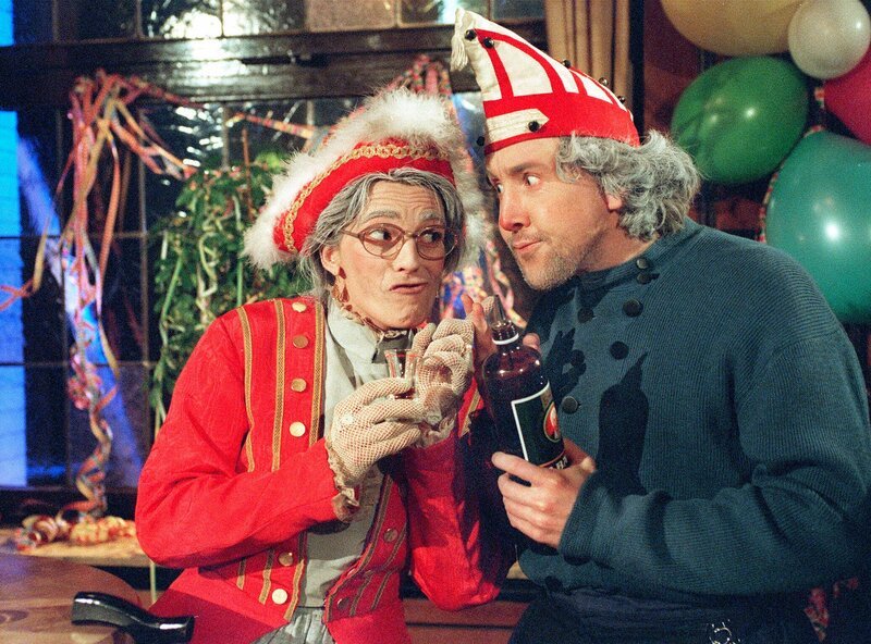 Das hochbetagte Funkenmariechen (Martina Klinke, l) mit dem Kellner (kölsch: Köbes) Manes (Hans Kieseier) in einer typisch kölschen Kneipe, wo sie die fünfte Jahreszeit nach dem Motto: „Datselbe Prozedere wie jedes Jahr“ verabschieden. – Bild: WDR/​Hajo Hohl