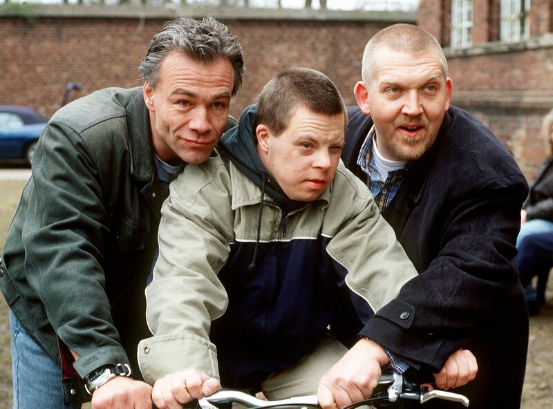 Momo (Jörg Propach, Mitte) bringt die Kommissare Ballauf (Klaus J. Behrendt, li) und Schenk (Dietmar Bär, re) auf die richtige Spur. – Bild: WDR/​Kerstin Stelter