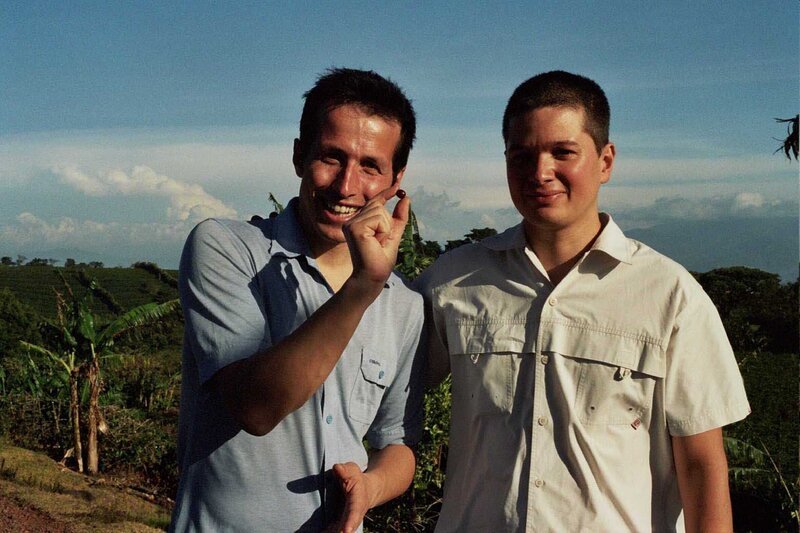 Willi (links) mit Luis Diego Conejo Alpizar auf der DOKA Kaffee-Plantage in Costa Rica. – Bild: BR/​megaherz gmbh