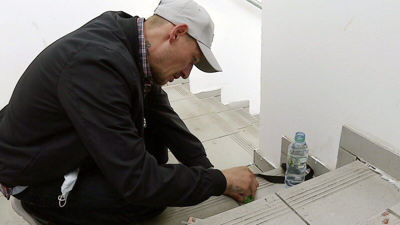 René (40) konsumiert Heroin, Kokain und Alkohol. Insgesamt 14,5 Jahre saß der Vater einer Tochter bereits wegen verschiedenster Delikte im Gefängnis. – Bild: RTLZWEI, Spiegel TV