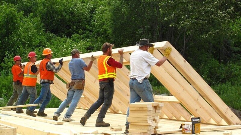 Preparations begin for the first cabin to be built on the claim. – Bild: Discovery Communications