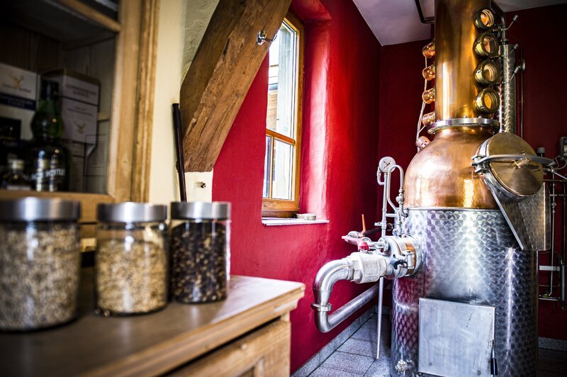 Schnapsbrennerei – Bild: ServusTV /​ Georg Kukuvec