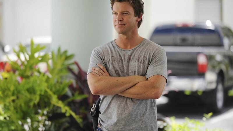 Der Giftmord an einer jungen Frau führt Jim Longworth (Matt Passmore) in Floridas höchste gesellschaftliche Kreise. – Bild: RTL Deutschland