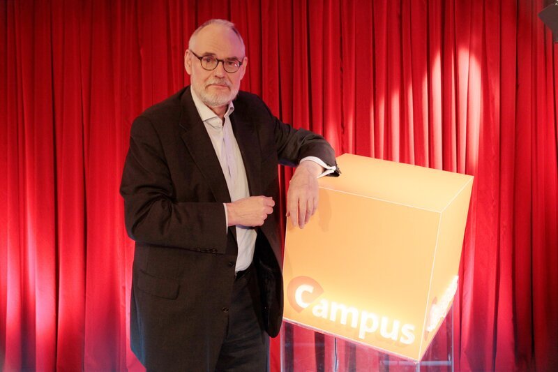 Diesmal erläutert die Historikerin Prof. Dr. Bettina Hitzer vom Max-Planck-Institut für Bildungsforschung in Berlin, woher die sog. Krebs-Persönlichkeit kommt. Und der Sozialwissenschaftler Prof. Dr. Gert Wagner (im Bild) vom Max-Planck-Institut für Bildungsforschung in Berlin verrät uns, woher eigentlich die Zahlen des Armutsberichtes oder zur Integration Geflüchteter stammen. – Bild: Henrik Jordan /​ BR /​ BR/​Henrik Jordan