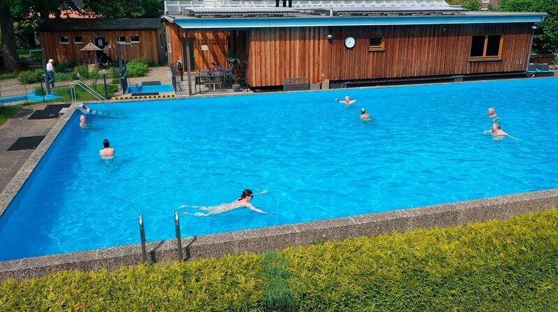 Das Vereinsgelände des Hamburger FKK-Vereins „Liga für freie Lebensgestaltung“ wird schon seit 1928 genutzt – Bild: NDR/​Video-Magic