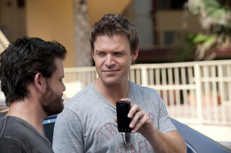 Jim (Matt Passmore, r.) knöpft sich den Paparazzo Owen de Marco (Benjamin Burdick) vor, der am Tatort Fotos des Opfers geschossen hat. – Bild: VOXup