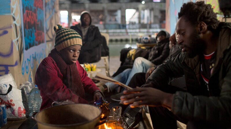 Suli (Mahamadou Yaffa, l.) im Flüchtlingslager – Bild: WDR/​Carole Bethuel
