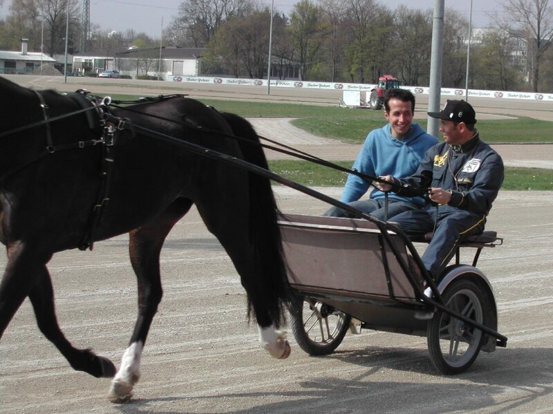 Willi Weitzel ist auf der Trabrennbahn in Daglfing beim Training mit dabei. Beim Wetten versucht er auch sein Glück. – Bild: Bayerischer Rundfunk/​megaherz gmbh