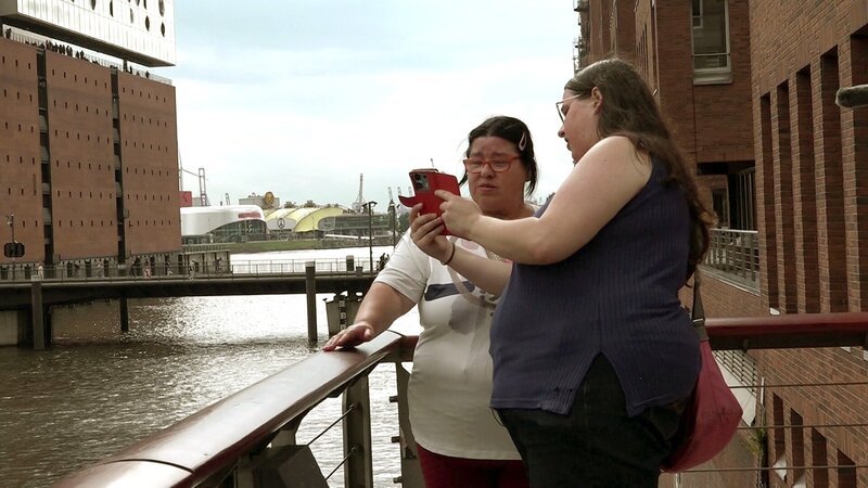 Marita (re.) und Alexandra machen Hamburg unsicher. – Bild: RTLZWEI