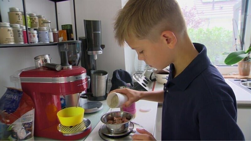 Valentin bereitet das Futter für Bijou zu. – Bild: MDR/​STARSHIP FILM GmbH