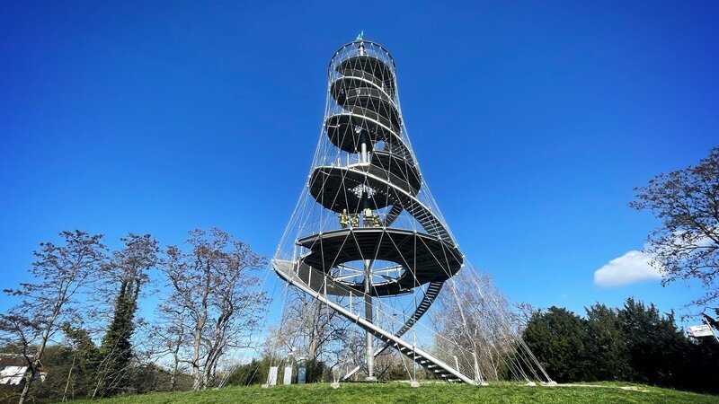 Feuerwehrleute im Höhenpark Killesberg – Bild: Warner Bros. Discovery