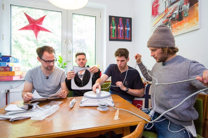 Ein Kölner Studenten-WG testet einen Fensterreiningungs-Roboter. – Bild: Bernd-Michael Maurer