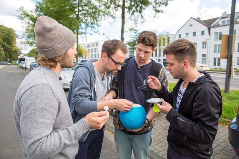 Jede Woche finden die Allestester eine neue, aufregende Lieferung eingepackt vor ihrer Haustüre, um sie auf Herz und Nieren zu testen. Die Kölner Studenten: V.l.: Bartje (27), Phillip (26), Arne (23) und Timo (23) probieren den Leckeres, hausgemachtes Eis aus dem „Icecream Ball“. – Bild: VOX /​ Bernd-Michael Maurer