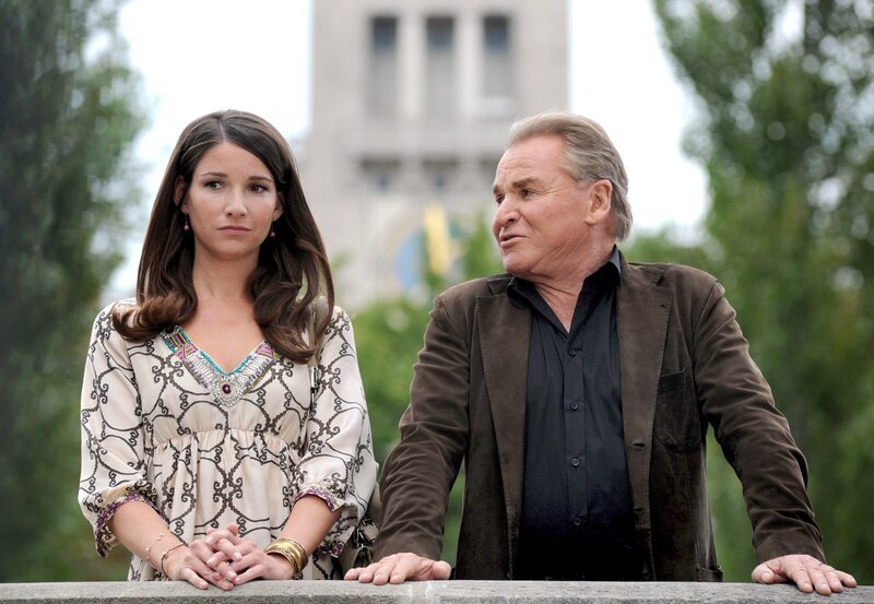 Alexandra (Sophie Wepper) wartet darauf, dass ihr Vater Wendelin (Fritz Wepper) sie für ein paar Wochen in Ruhe lässt. – Bild: ARD Degeto/​Tivoli Film/​Elke Werner