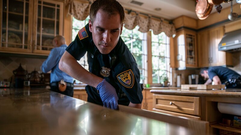 Police officers searching through home of Sherra Wright. – Bild: Discovery Communications, LLC